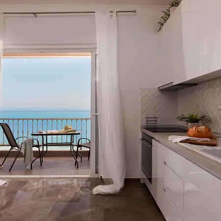 Daire The House - Steps From The Sea