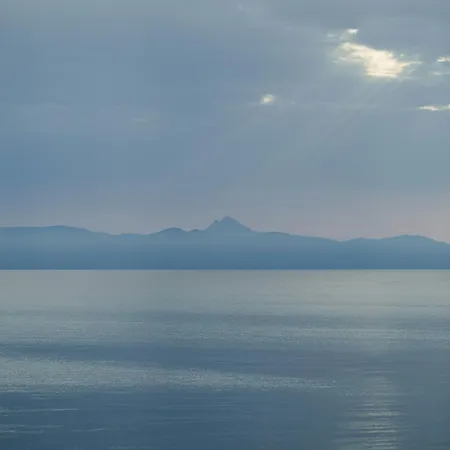 Daire The House - Steps From The Sea *