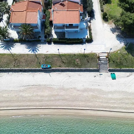 Daire The House - Steps From The Sea *